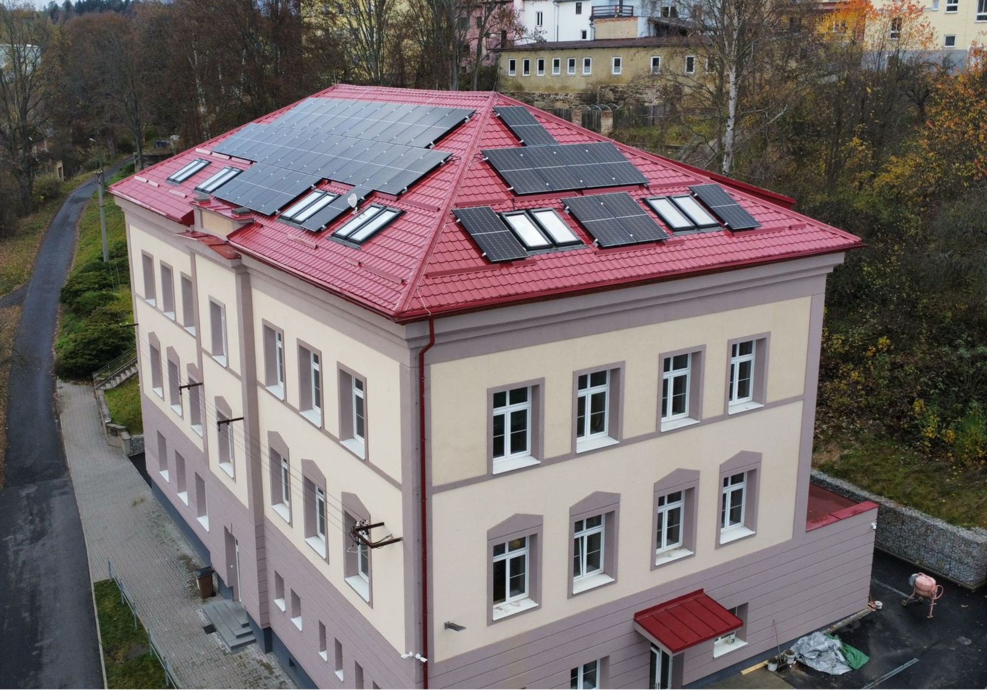 fotovoltaika na základní škole v Lubech